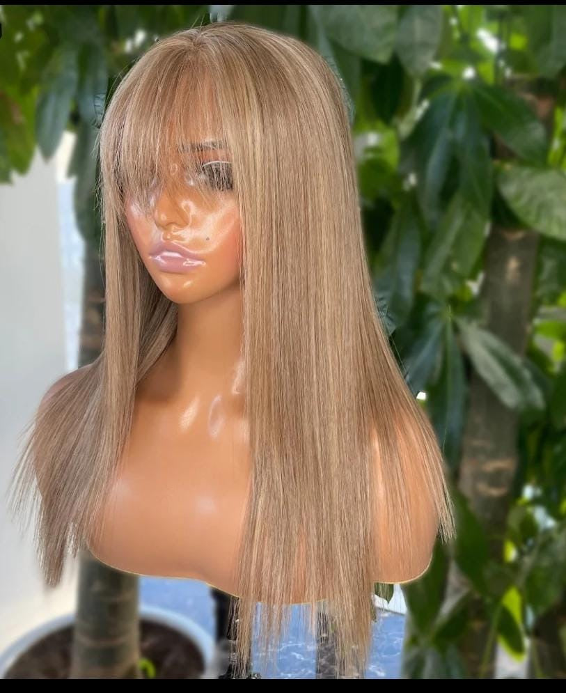Blond highlight bangs layer